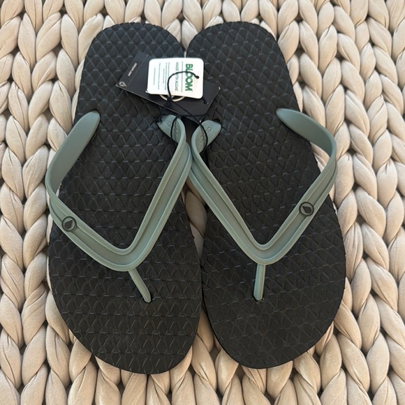 Volcom Black and Green Flip Flops - Picture 1 of 3